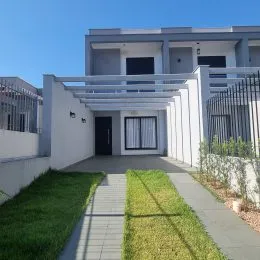 Fachada moderna de uma residência em Lajeado, Brasil, com área externa.