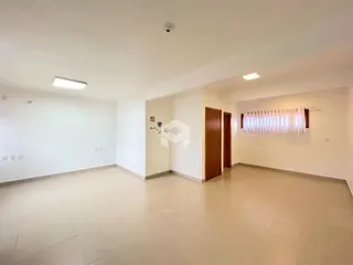 Ambiente interno de uma sala com piso de cerâmica clara.