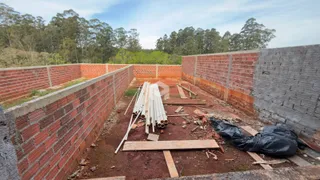 Parede de tijolo e concreto em uma área de construção.