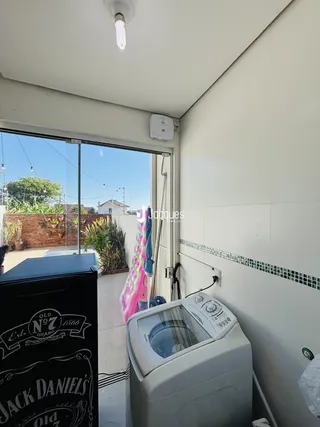 Vista da sala com porta de vidro e área externa.