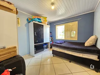 Quarto com cama e armário em ambiente claro.