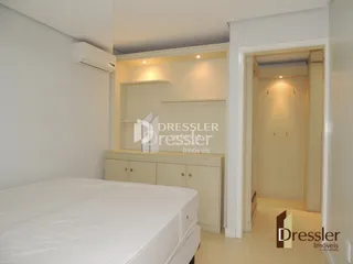 Quarto interno com cama e porta de acesso a outro ambiente.