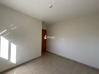 Interior de um ambiente com piso de cerâmica e paredes brancas.