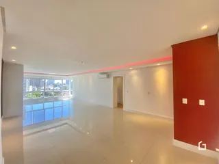 Sala de estar com vista para a paisagem urbana.