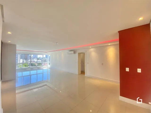 Sala de estar com vista para a paisagem urbana.