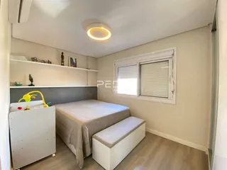 Quarto com cama e estante de parede em um imóvel no Brasil.