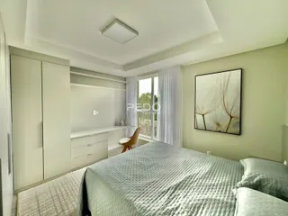 Quarto com cama e armários em um ambiente claro.
