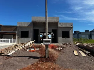 Fachada de uma construção em Lajeado, Brasil, mostrando a estrutura de concreto.