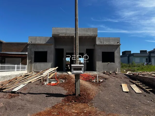 Fachada de uma construção em Lajeado, Brasil, mostrando a estrutura de concreto.