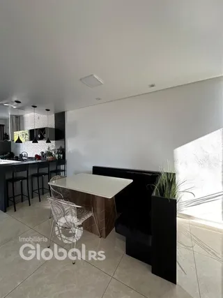 Vista de uma sala de jantar com cozinha moderna em um imóvel no Brasil.