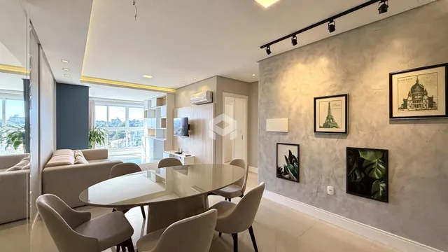 Sala de estar moderna com vista para a paisagem urbana.