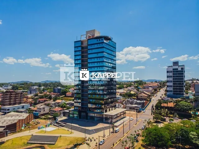 Vista externa de um edifício alto em uma área urbana.