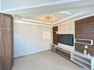 Sala de estar com revestimento de madeira e piso de cerâmica.
