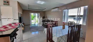 Quarto interno com janela e ar condicionado em uma residência.
