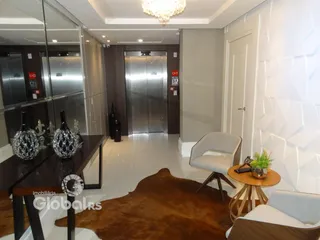 Hall de entrada moderno com espelho e portas de vidro