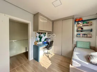 Quarto com armário e decoração moderna em um imóvel no Brasil.