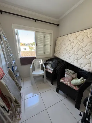 Quarto com janela e móveis de vime em um imóvel no Brasil.