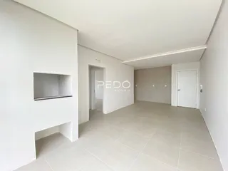 Hall de entrada com paredes brancas e piso claro.