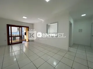 Ambiente interno com piso de cerâmica e paredes brancas.