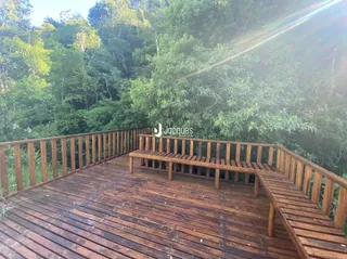 Deck de madeira no quintal.