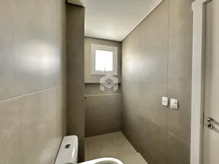 Banheiro com revestimento de cerâmica nas paredes
