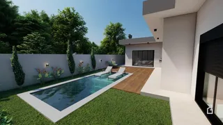 Fachada de uma casa com piscina e jardim em Lajeado.