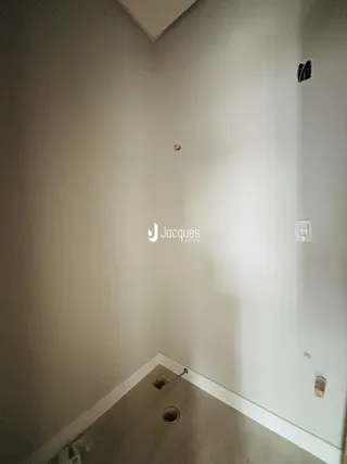 Vista de um corredor interno de uma propriedade em Lajeado.