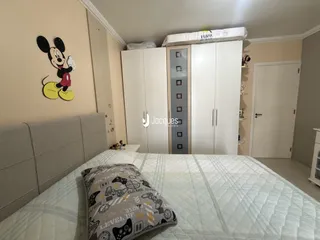 Foto de um quarto com cama e armários brancos.