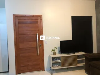 Ambiente interno com porta de madeira e móveis modernos.