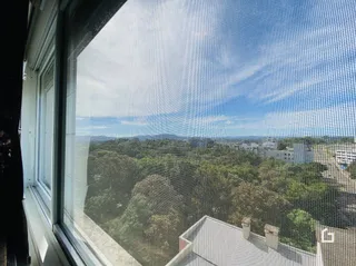 Vista da paisagem verde de Lajeado através da janela.