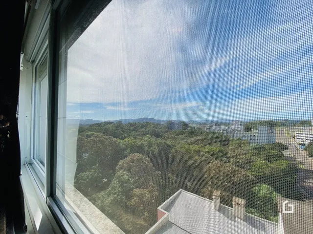 Vista da paisagem verde de Lajeado através da janela.
