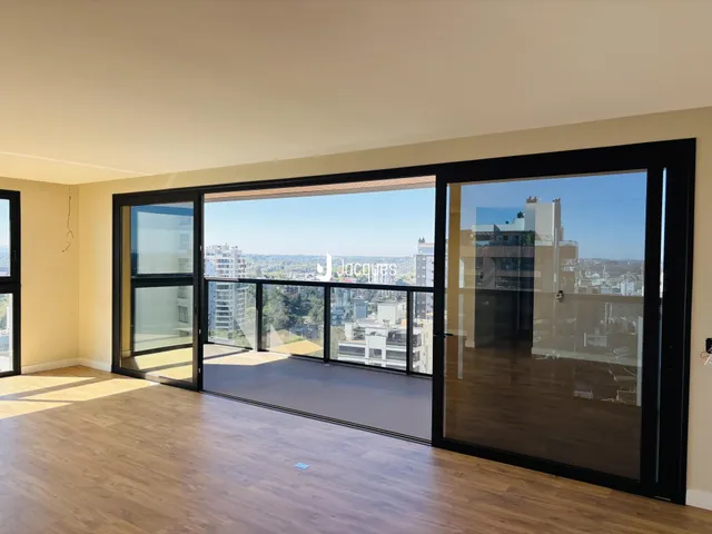 Sala de estar com piso de madeira e vista panorâmica da cidade.