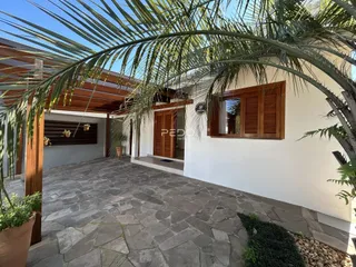 Fachada de uma casa em Lajeado, Brasil, com área externa pavimentada.