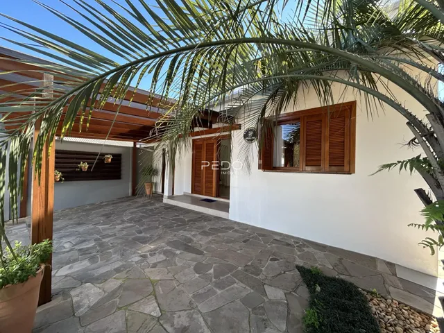 Fachada de uma casa em Lajeado, Brasil, com área externa pavimentada.