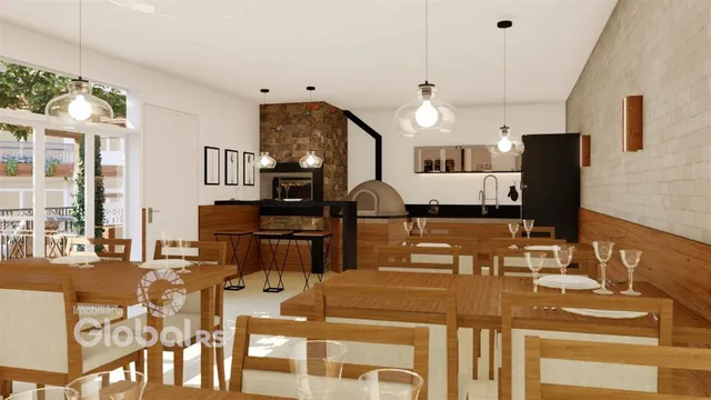 Uma sala de jantar com mesas de madeira e lareira de pedra.