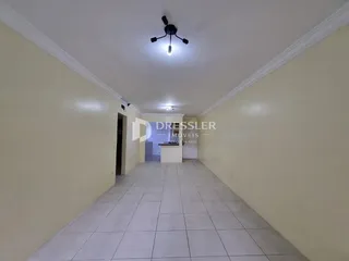Corredor interno de uma residência com piso de cerâmica.