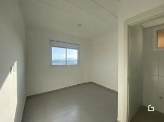Ambiente interno de um cômodo com janela.