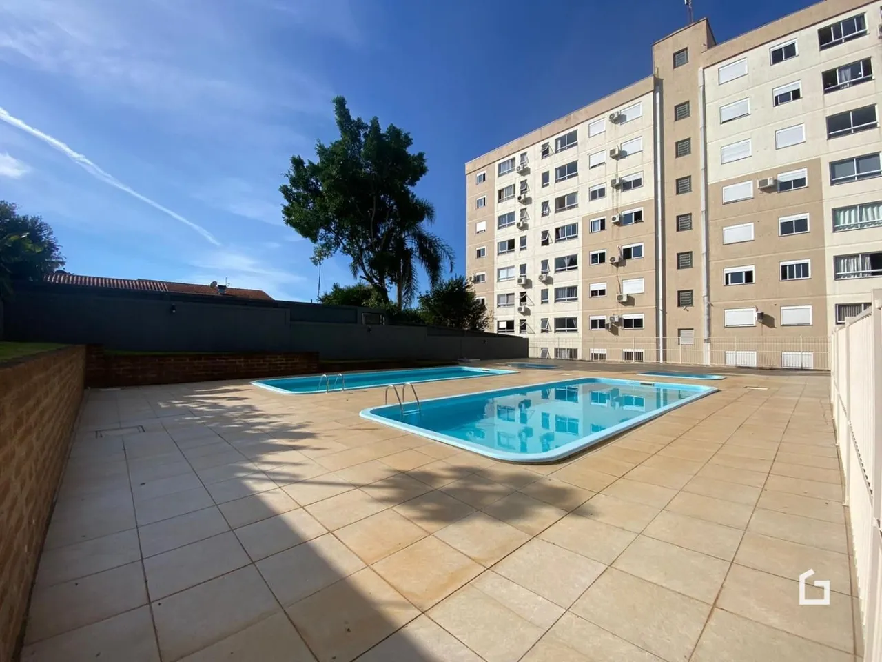 Vista externa de uma área de piscina e pátio em Lajeado.