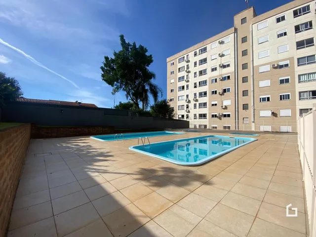 Vista externa de uma área de piscina e pátio em Lajeado.