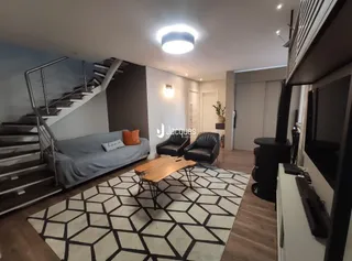 Sala de estar com escadaria e piso estampado em Lajeado.