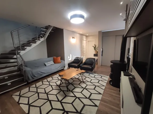 Sala de estar com escadaria e piso estampado em Lajeado.