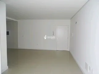 Ambiente interno com paredes brancas e piso claro.
