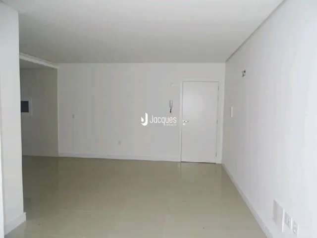 Ambiente interno com paredes brancas e piso claro.
