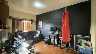 Foto de uma sala de estar com piso de madeira e sofá.