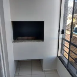 Parede interna branca com uma abertura no canto da sala.