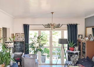Sala de estar com portas de vidro que dão acesso ao exterior.