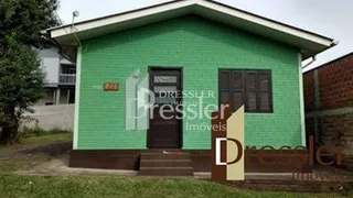 A fachada de um imóvel verde em Lajeado, Brasil.