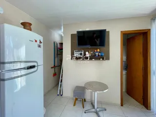 Interior de uma sala com geladeira e porta de entrada em Lajeado, Brasil.