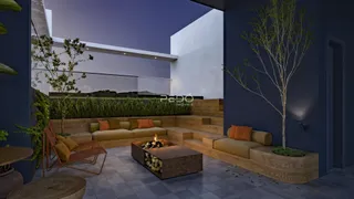 Sala de estar moderna com sofá de madeira e lareira ao ar livre.