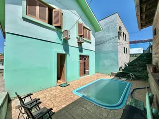 Fachada de uma casa em Lajeado, Brasil, mostrando o pátio e uma piscina.